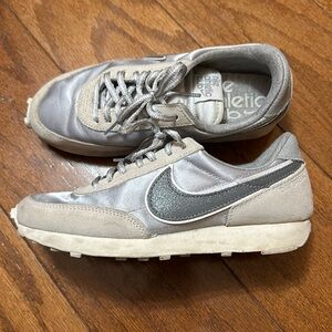 Nike Daybreak Light Smoke Grey' women’s size 5